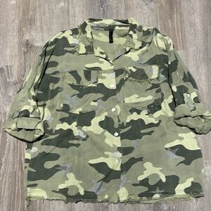 Venti 6 Boutique Army Green Camo Silver Star Oversized Button Down Top w Raw Hem